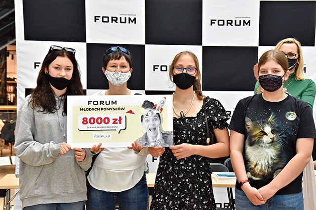 Autorki zwycięskiego projektu odebrały nagrodę. 