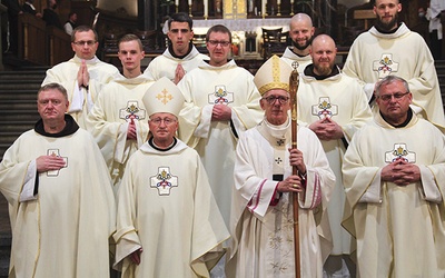 Neoprezbiterzy (w górnym rzędzie) i diakoni (w środkowym rzędzie) z metropolitą katowickim i swoimi zakonnymi przełożonymi.