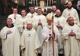 Neoprezbiterzy (w górnym rzędzie) i diakoni (w środkowym rzędzie) z metropolitą katowickim i swoimi zakonnymi przełożonymi.