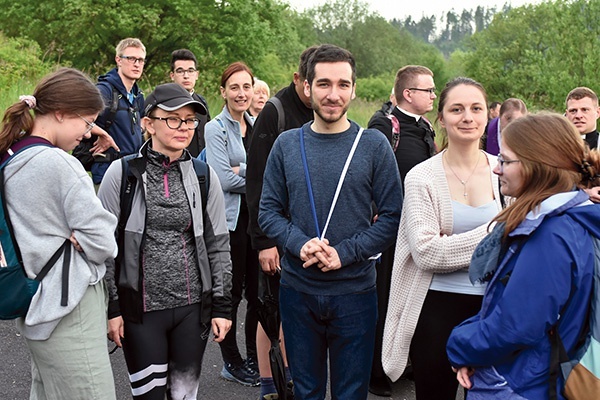 Dzień wcześniej zaangażowana w pomoc misjom młodzież wzięła udział w pielgrzymce noworudzian do Barda.