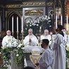 Eucharystia w strzegomskiej bazylice, którą koncelebrowało trzech biskupów i kilkudziesięciu kapłanów.