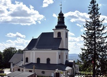 Drewniana kaplica okazała się za mała, dlatego w latach 1781–82 wybudowano obecny kościół.