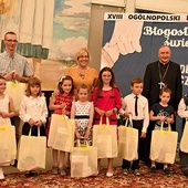  Biskup Jeż i Barbara Nowak wręczali nagrody laureatom. 