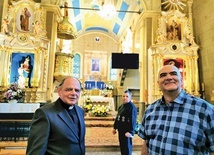 Ks. Kazimierz Fąfara i Janusz Guzik w kościele parafialnym.