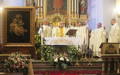 We Mszy św. koncelebrowanej wzięli udział franciszkanie oraz kapłani z pobliskich świątyń. 
