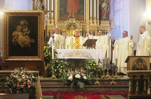 We Mszy św. koncelebrowanej wzięli udział franciszkanie oraz kapłani z pobliskich świątyń. 