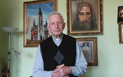 W domu ks. Karola wisi obraz przedstawiający świątynię w Mełgwi, gdzie pracował on przez 30 lat.