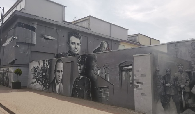 Siemianowice Śl. Mural upamiętnił powstańców śląskich. Bohaterowie na murze i budynku zakładu Rosomak