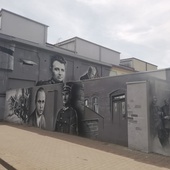 Siemianowice Śl. Mural upamiętnił powstańców śląskich. Bohaterowie na murze i budynku zakładu Rosomak