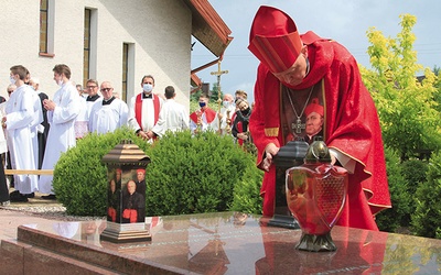 Biskup płocki postawił na symbolicznym grobie męczenników płonący znicz.