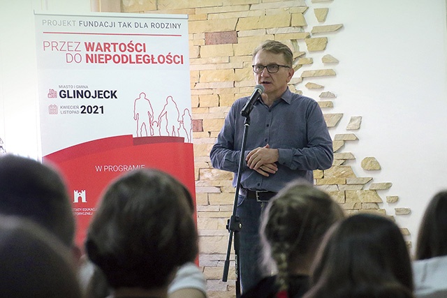 Dzięki projektowi Fundacji z Glinojecka, dofinansowanemu z Programu Wieloletniego Niepodległa na lata 2017–2022, młodzież miała okazję uczestniczyć w lekcji o pięknie i wartości polskiej poezji i języka.