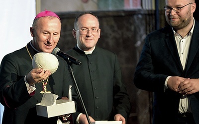 Dar papieża prezentuje bp Marek Solarczyk.