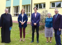 Od lewej: ks. Tomasz Pastuszka, Dorota Stępień, Piotr Kozłowski, Zofia Wnukowska i Krzysztof Reczek.