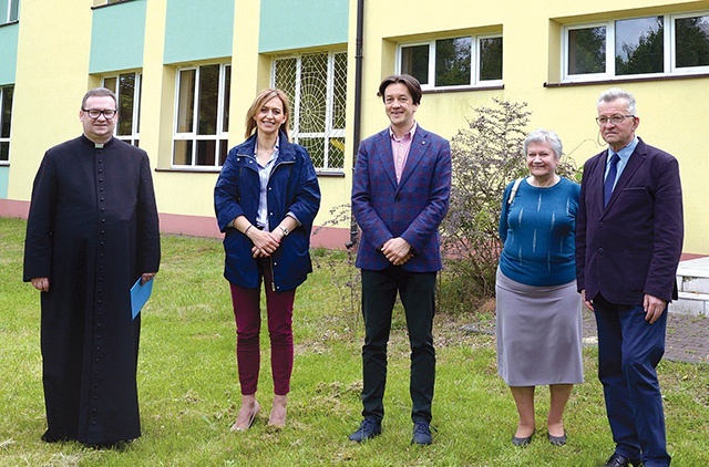 Od lewej: ks. Tomasz Pastuszka, Dorota Stępień, Piotr Kozłowski, Zofia Wnukowska i Krzysztof Reczek.