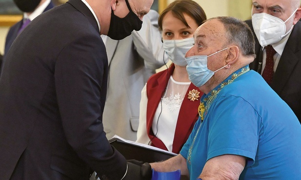 2 czerwca 2021 Petro Hrudzewicz otrzymał z rąk prezydenta RP Andrzeja Dudy medal Virtus et Fraternitas.