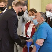 2 czerwca 2021 Petro Hrudzewicz otrzymał z rąk prezydenta RP Andrzeja Dudy medal Virtus et Fraternitas.