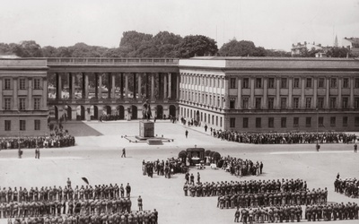 Wręczenie sztandaru okręgowi warszawskiemu Związku Strzeleckiego przed Pałacem Saskim, 7.08.1932.