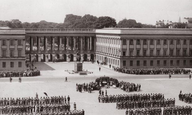 Wręczenie sztandaru okręgowi warszawskiemu Związku Strzeleckiego przed Pałacem Saskim, 7.08.1932.