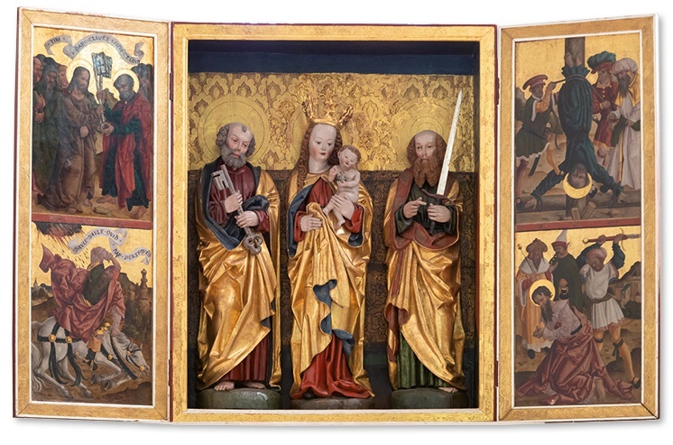 XV-wieczny tryptyk z warsztatu Wita Stwosza w ołtarzu kościoła parafialnego.