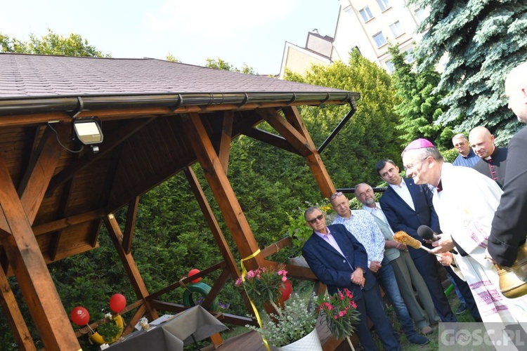 Poświęcenie zielonego "Zakątka u św. Mikołaja" w Głogowie