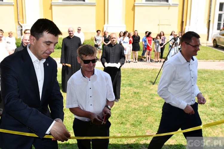 Poświęcenie zielonego "Zakątka u św. Mikołaja" w Głogowie