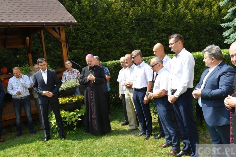 Poświęcenie zielonego "Zakątka u św. Mikołaja" w Głogowie