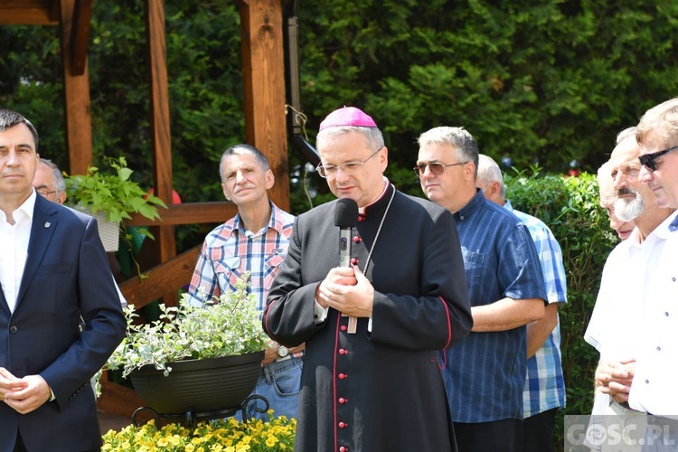 Poświęcenie zielonego "Zakątka u św. Mikołaja" w Głogowie