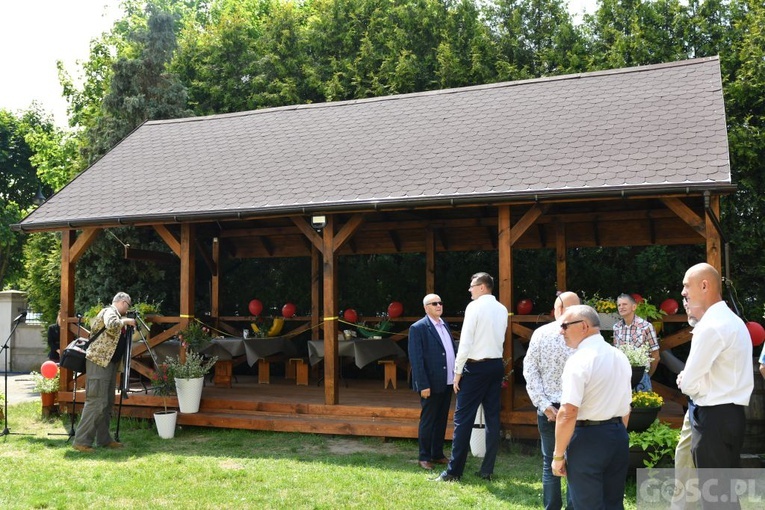 Poświęcenie zielonego "Zakątka u św. Mikołaja" w Głogowie