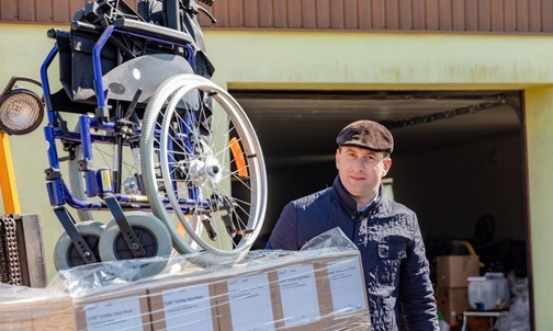 Ks. Maciej Gierula i transport sprzętu do Gruzji