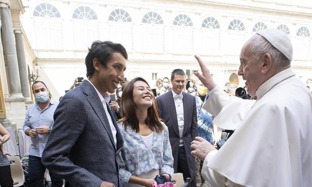 Papież Franciszek otrzymał od Egana Bernala rower