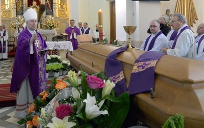 Obrzędom ostatniego pożegnania przewodniczył bp Piotr Turzyński, wychowanek zmarłego kapłana.