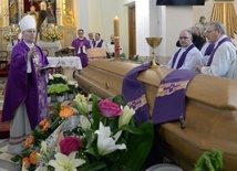 Obrzędom ostatniego pożegnania przewodniczył bp Piotr Turzyński, wychowanek zmarłego kapłana.