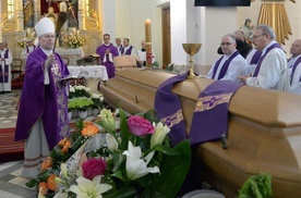 Obrzędom ostatniego pożegnania przewodniczył bp Piotr Turzyński, wychowanek zmarłego kapłana.