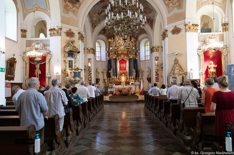 Pielgrzymka osób posługujących w parafiach do Rokitna