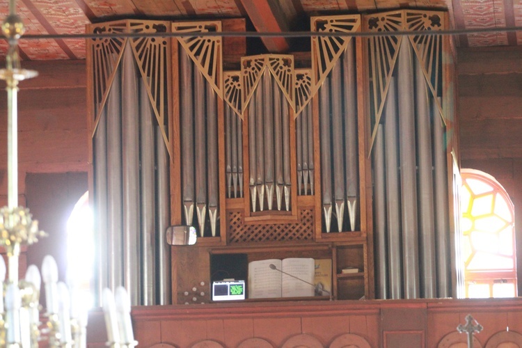 Organy i ołtarz w Pogwizdowie