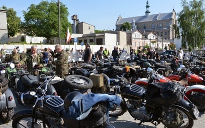 Spotkanie uczestników rajdu na parkingu obok zamku, siedziby Muzeum Regionalnego, i w sąsiedztwie opoczyńskiej kolegiaty pw. św. Bartłomieja.