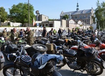 Spotkanie uczestników rajdu na parkingu obok zamku, siedziby Muzeum Regionalnego, i w sąsiedztwie opoczyńskiej kolegiaty pw. św. Bartłomieja.