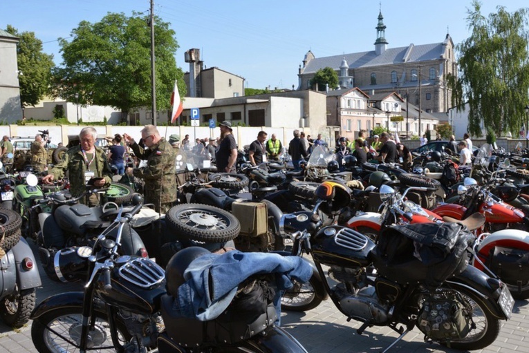 Spotkanie uczestników rajdu na parkingu obok zamku, siedziby Muzeum Regionalnego, i w sąsiedztwie opoczyńskiej kolegiaty pw. św. Bartłomieja.