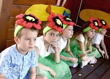 Pięciolatki przebrane za kwiaty w czasie przedstawienia.