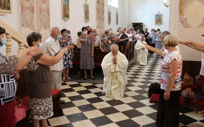 Na zakończenie Eucharystii modlono się za kapłanów.