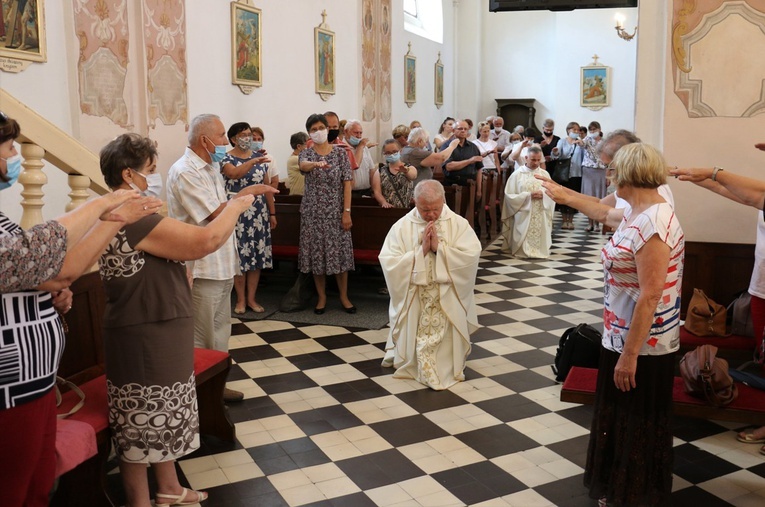 Na zakończenie Eucharystii modlono się za kapłanów.