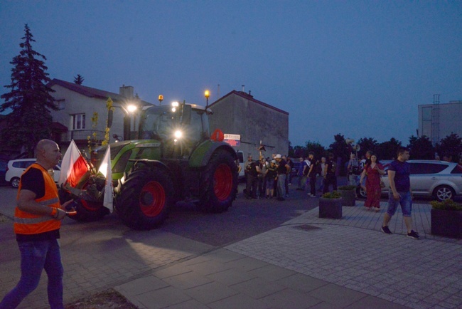 Nocna pielgrzymka mężczyzn do Błotnicy