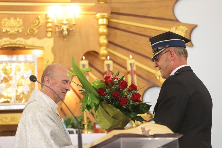 Delegacje złożyły życzenia z okazji jubileuszu ks. Andrzejowi Woźniakowi.