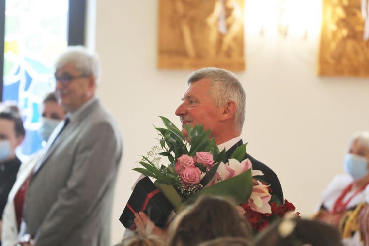 Kwiaty i podziękowania odebrał Jarosław Wysogląd, od 40 lat towarzyszący parafialnej modlitwie.