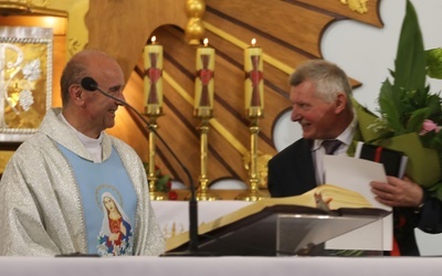 Jubilaci gratulowali także sobie wzajemnie: ks. Andrzej Woźniak i Jarosław Wysogląd, organista.