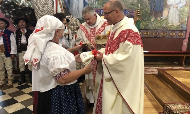 W procesji z darami górale przynieśli haftowane stuły z pamiątkowymi jubileuszowymi napisami.