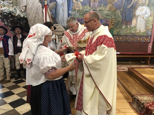 W procesji z darami górale przynieśli haftowane stuły z pamiątkowymi jubileuszowymi napisami.