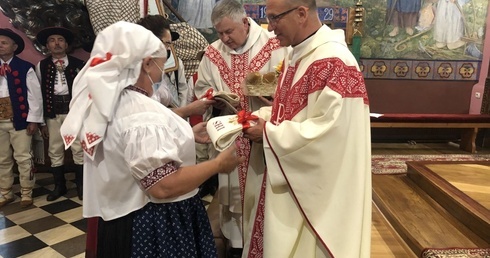 W procesji z darami górale przynieśli haftowane stuły z pamiątkowymi jubileuszowymi napisami.