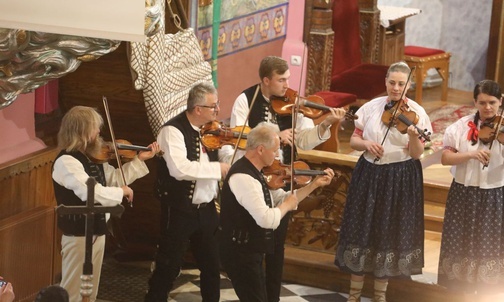 Zbigniew Wałach z grupą muzyków zaprosił gości na wspaniały koncert.