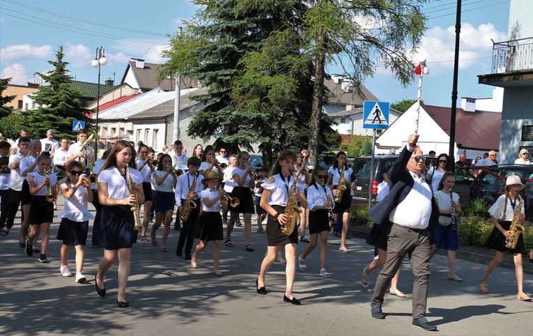 Ulicami Jedlińska przeszła parada orkiestr.